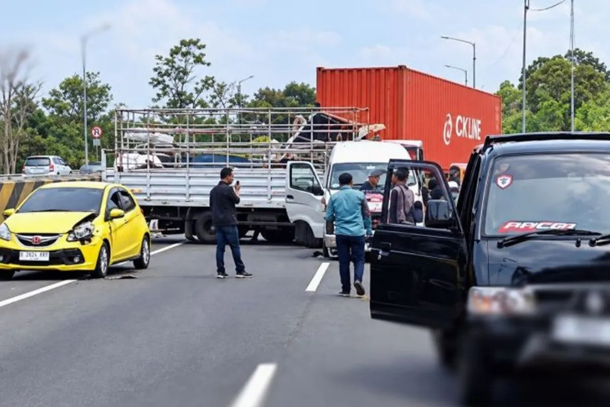 Kecelakaan beruntun terjadi di tol Cipularang km 91 arah Jakarta melibatkan 15 kendaraan, Rabu 07/10/2026