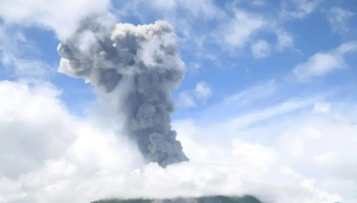 Gunung Ibu Erupsi di Busur Vulkanik Halmahera