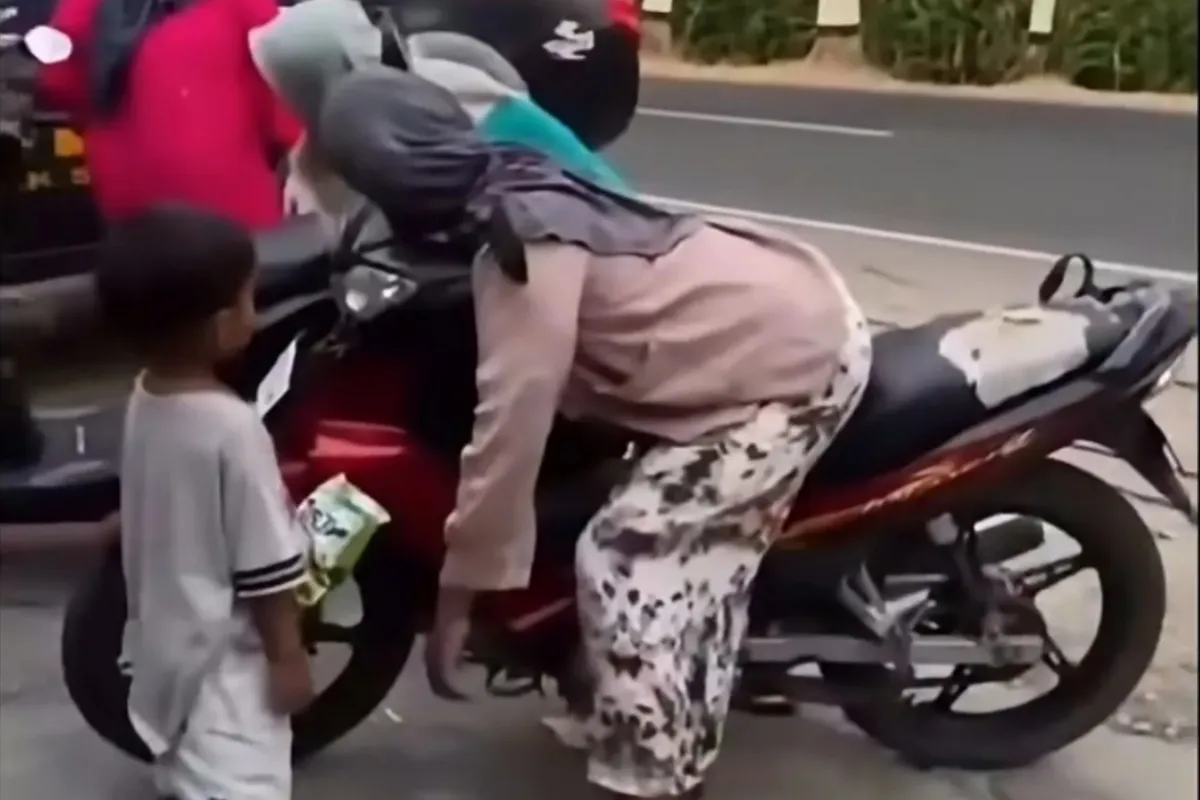 Tangkapan layar video viral, seorang bocah berusia 4 tahun yang menatap ibunya meninggal dunia di atas sepeda motor di jalan raya Ponorogo - Pacitan, Kab Ponorogo, Sabtu (17/10/2026)