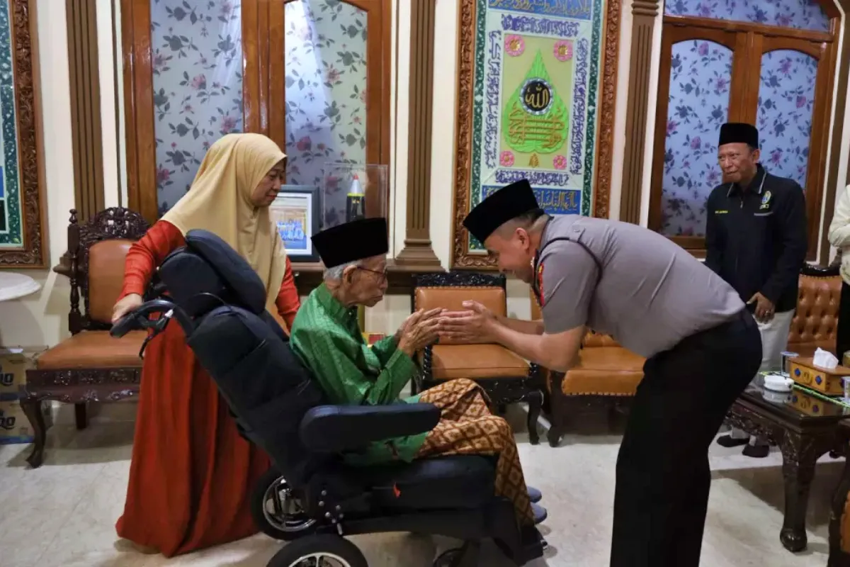 Kapolres Jombang bersilaturahmi kepada pengasuh PonPes Shiddiqiyyah di Ploso, Jombang, Selasa (20/10/2026)