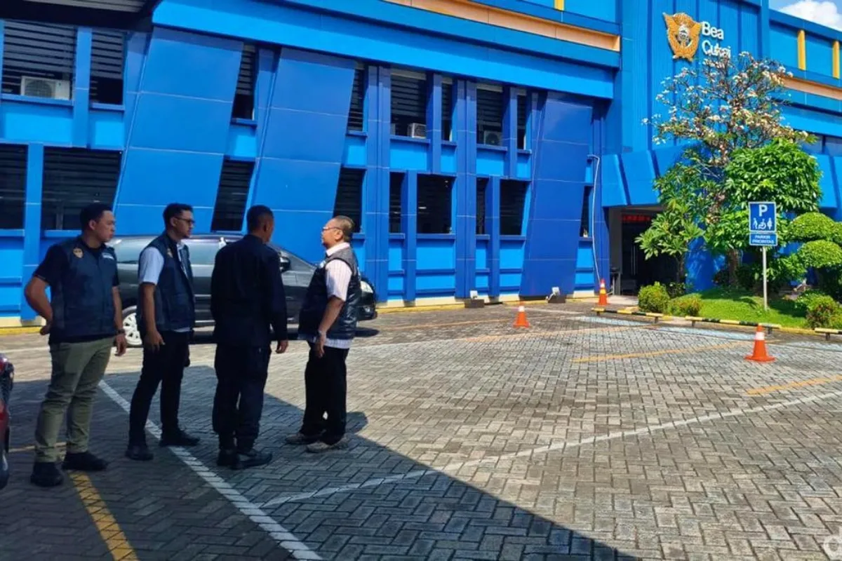 Penggeledahan kantor Bea Cukai Juanda terkait impor ponsel bekas ilegal