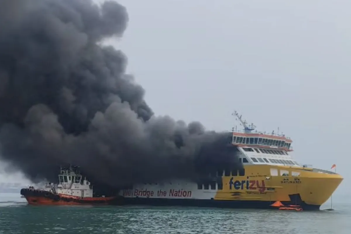 KMP Batumandi terbakar di perairan Banten 20/10/2026