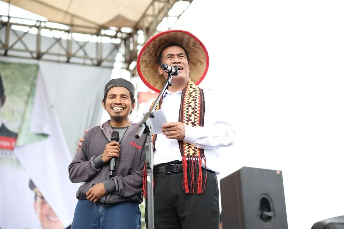 Menteri Pertanian (Mentan) Andi Amran Sulaiman saat berdialog dengan petani dalam Puncak Peringatan Hari Tani Nasional di Pringsewu, Lampung, Minggu (25/10/2026). - dok Antara