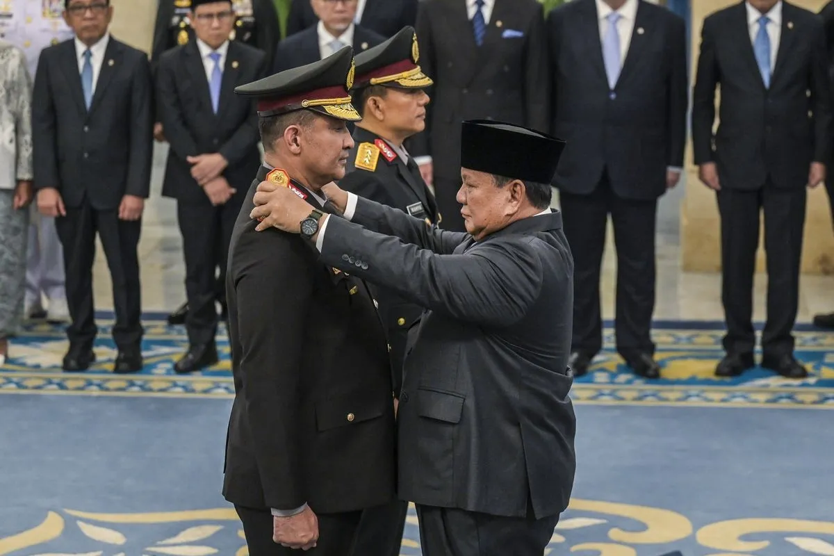 Presiden Prabowo Subianto (kanan) menyematkan tanda pangkat saat mellantik Kapolri Jenderal Pol. Suyudi Ario Seto (kiri). Kapolri Jenderal Suyudi Ario Seto melakukan mutasi terhadap 88 perwira tinggi (Pati) dan perwira menengah (Pamen) Polri. - dok Antara