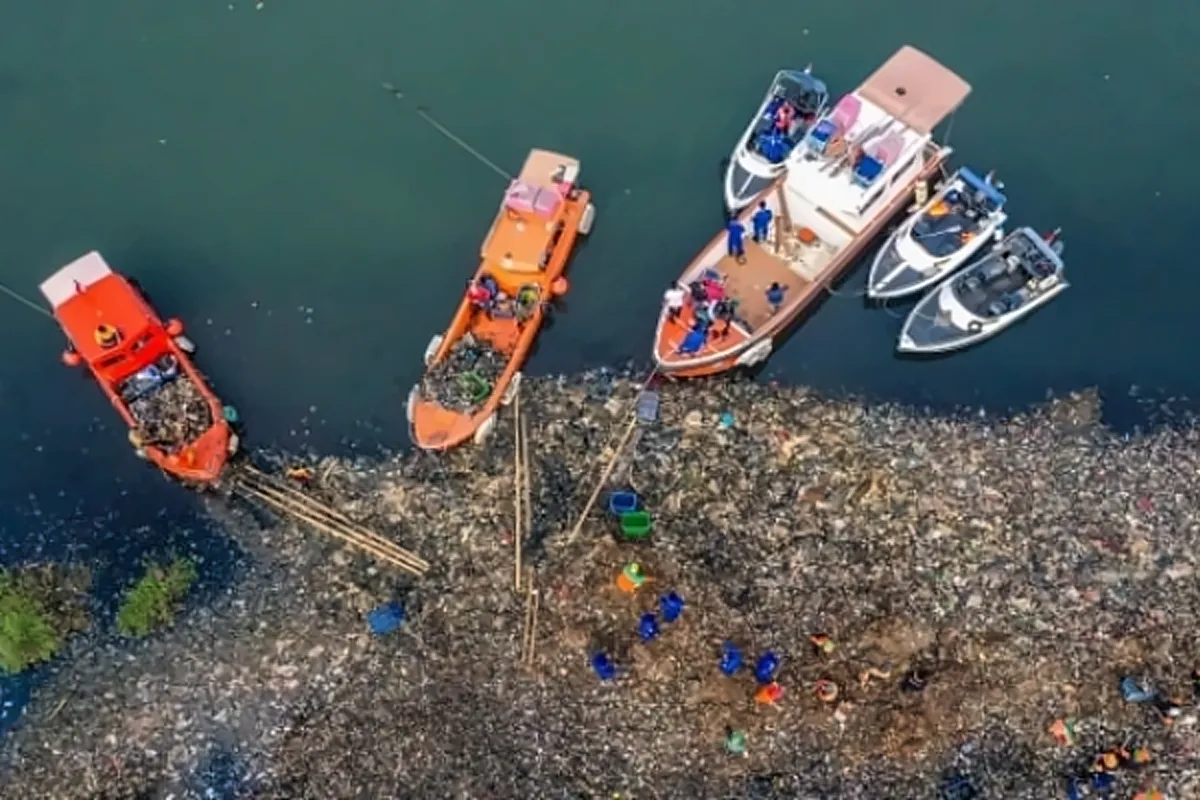 Pemprov DKI Bergerak Cepat Bersihkan Endapan Sampah Pesisir Muara Angke