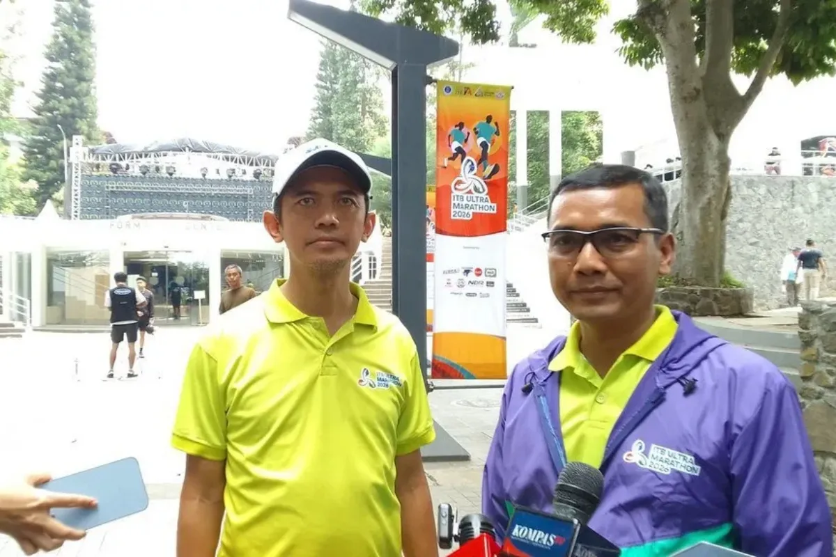 Race Director ITB Ultra Marathon 2026, Ahmad Shalahuddin Zulfa (Kiri) dan Ketua Pelaksana ITB Ultra Marathon 2026, Aleks Suhanto (kanan) saat konferensi pers di ITB, Kota Bandung, Minggu (18/10/2026).