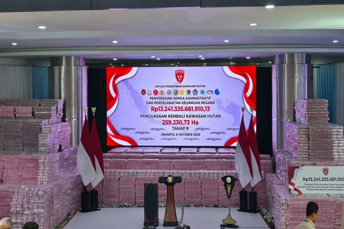 Penyerahan uang negara hasil sitaan Satuan Tugas (Satgas) Penertiban Kawasan Hutan (PKH) di Gedung Bundar Kejaksaan Agung (Kejagung), Jakarta Selatan, Selasa (6/10/2026)