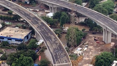 Hujan Deras dan Luapan Kali Picu Banjir di Jakarta