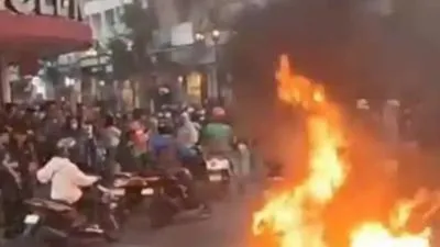 Massa Serba Hitam Bakar Truk Dalmas Saat Demo Ricuh Bandung