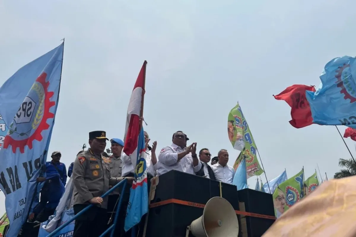 Pimpinan DPR dan Kapolri temui Buruh yang berdemo di depan DPR RI, Jakarta, 06/10/2026