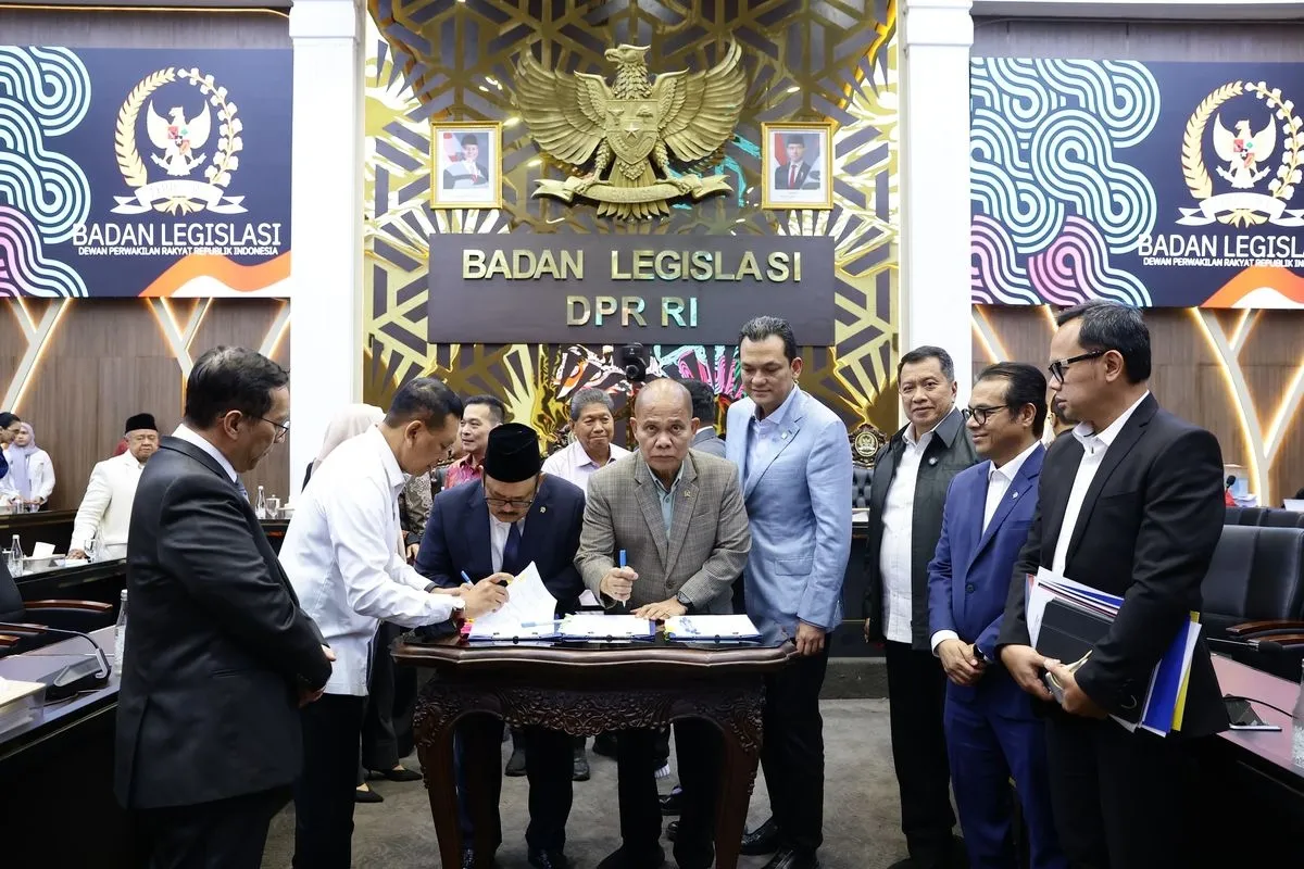 DPR RI Mengesahakan UU Satu Data Indonesia Kompleks Parlemen, Senayan, Jakarta, Selasa (6/10/2026).