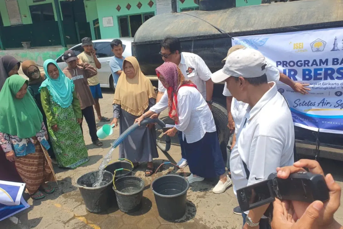 Bantuan air bersih untuk warga